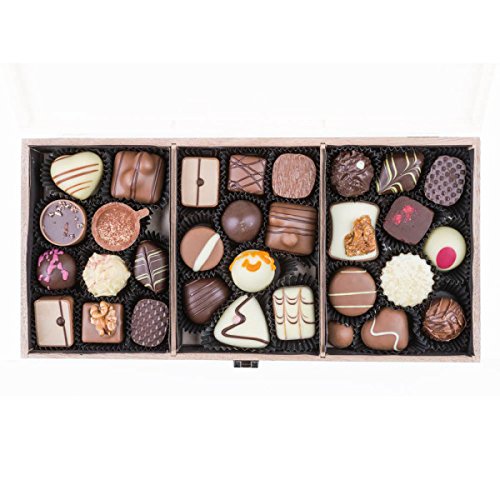 Merry Prestige - 30 handgefertigte Pralinen zu Weihnachten - Weihnachtspralinen in Holzkiste - Geschenk - Weihnachten… – Bild 4