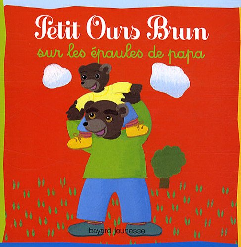 Petit Ours brun sur les épaules de papa
