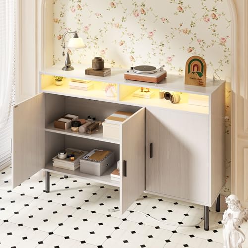 SIMPLE ESPACIO Mueble bufetera con tomacorriente, credenza bufetera,con luz LED,alacenas flotantes para Cocina, con Dos estantes Ajustables de Gran Espacio de Almacenamiento (Blanco, 1,2 Millones)