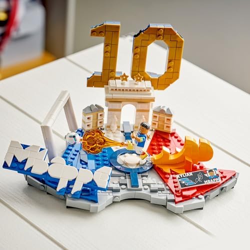 Editions Kylian Mbappé – Fußball-Highlights Spielzeug - 3D Modellbau mit Minifigur zum Sammeln - Kinderzimmer Deko - Geschenk für Jungen, Mädchen ab 10 Jahren und Erwachsene Sportfans - 43013