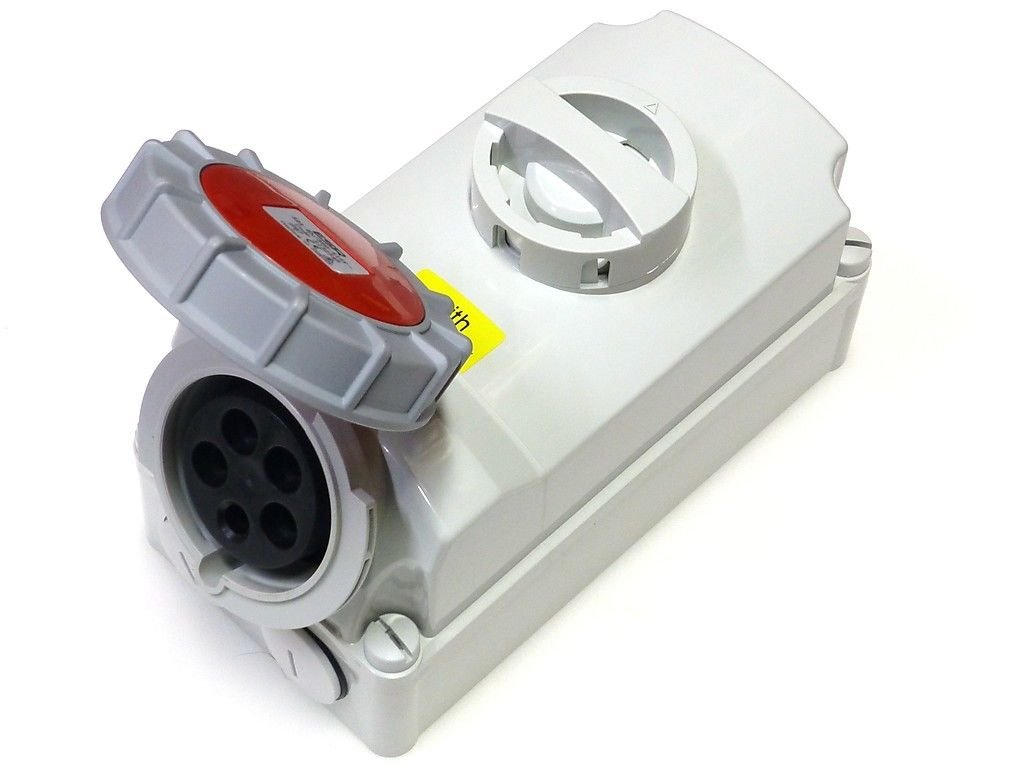 32 amp switched interlock 5 pin socket 380V 415V IP67 3P+N+E