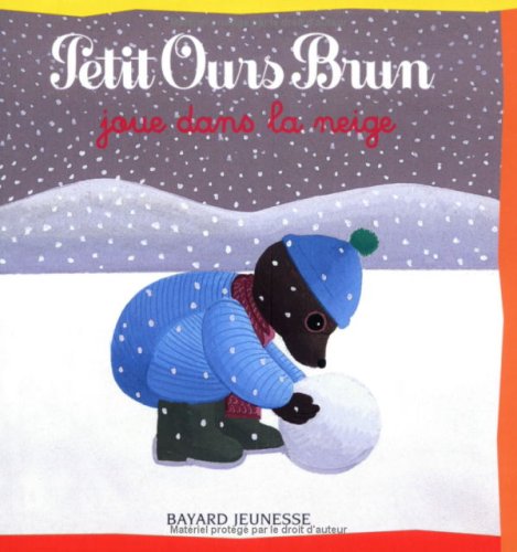 Petit Ours brun joue dans la neige