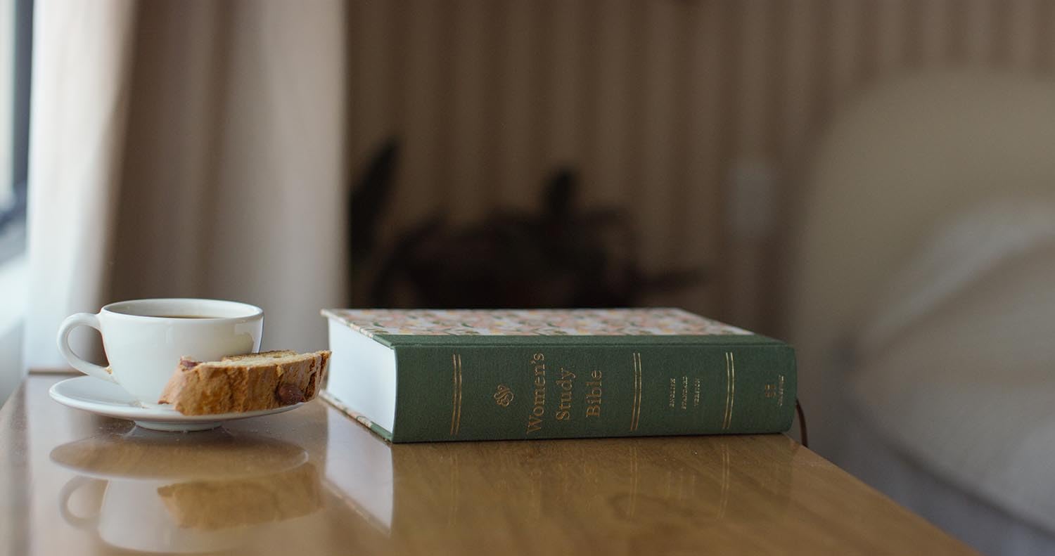 ESV Women's Study Bible, Artist Series (Cloth over Board, Lulie Wallace, Emma): Holy Bible, English Standard Version (Crossway's Artist)