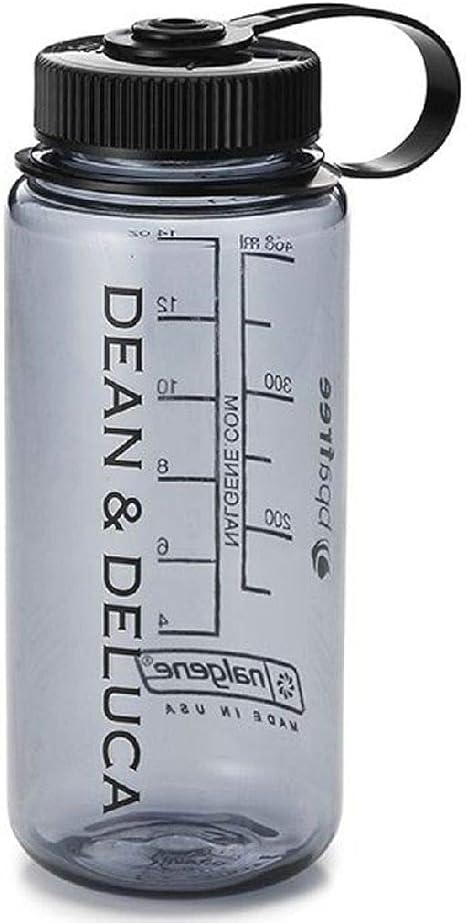 Amazon ラッピング済み ギフト プレゼント用 最適ディーン デルーカ Dean Deluca トレイルボトル 500ml タンブラー マイボトル 水筒 ナルゲン コラボ スモークグレー ランニング ランチ 食器 クリア プラスチック メモリ ロゴ ブランド 水筒 マグボトル オンライン通販
