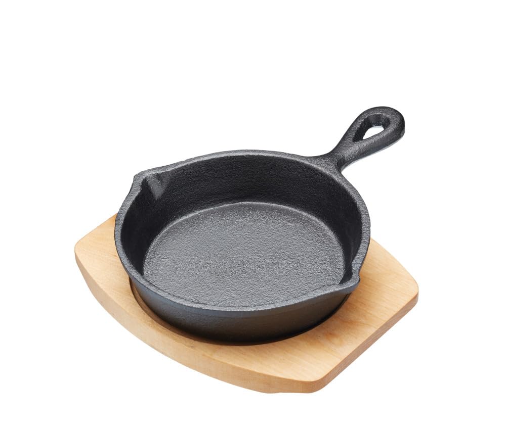 Artesà Small Frying Pan, Cast Iron, Non Stick, with Wooden Serving Board, Grill Pan Sizzle Skillet with Stand, for Fajitas, BBQ, Omelette, Tapas and Desserts, 13cm diameter