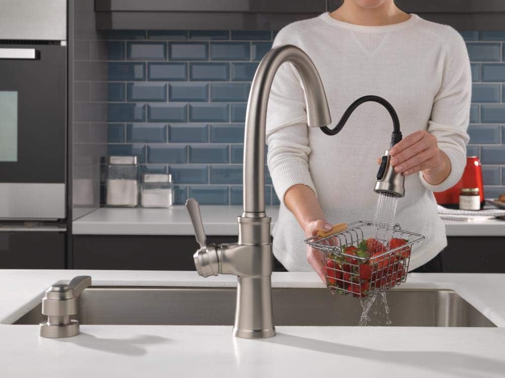 Delta Faucet Spargo Single-Handle Kitchen Sink Faucet with Pull Down Sprayer, ShieldSpray Technology and Magnetic Docking Spray Head, SpotShield Stainless 19964Z-SPSD-DST - - 