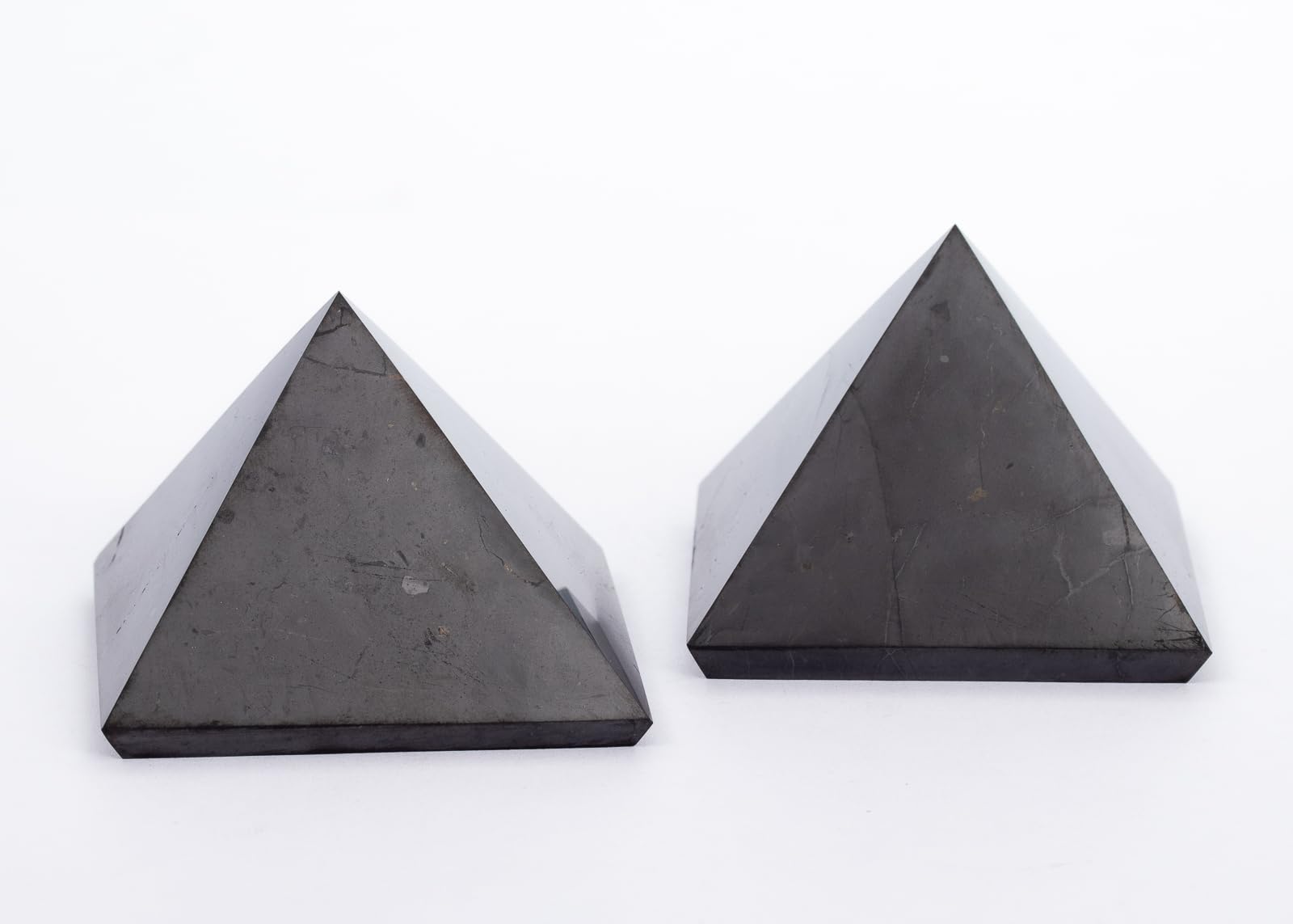 Igox 2 x Shungite Pyramid Polished Stones - Black Mineral Stone for Decoration & Meditation - 5 cm (Set of 2)
