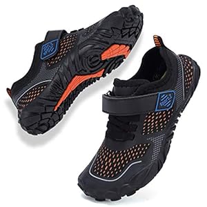 IceUnicorn Kinder Traillaufschuhe Barfußschuhe Mädchen Jungen Atmungsaktiv rutschfest Wanderschuhe Sportschuhe Laufschuhe Strandschuhe(02 Schwarz, 24EU) 1 Schnorchelmasken 51C pwAJheL. SS300 Obermaterial: Das Obermaterial besteht aus hochelastischem Stoff mit guter Atmungsaktivität und schneller Trocknung und hohem Tragekomfort ohne Verformungen.
Innenmaterial: Perfekt zum Strand, Surfen, Bootfahren, Radfahren, Joggen, Wandern, Angeln, und für andere Indoor und Outdoor Aktivitäten.
Sohle: Gummi. Das rutschfeste TPR-Material schützt das Baby und die natürliche Form ist auf Wachstum und Entwicklung des Babys ausgelegt.