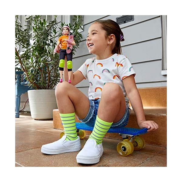 Barbie GJ78 - Olympische Sommerspiele Tokyo 2020 Skateboarderin Puppe mit Outfit, Tokyo 2020-Jacke, Medaille, Skateboard, Handgelenk- und Knieschonern,Spielzeug für Kinder ab 3 Jahren – Bild 6