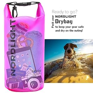 Nordlight Dry Bag 2L Wasserdichter Beutel - (Schwarz) Wasserdichter Packsack Mit Roll Top Verschluss Und Schultergurt | Schwimmen, Baden, Strand, Kanu, Stand Up Paddling, Tauchen 3 Schnorchelmasken 51DLds1qqUL. SS300 ✅ ANWENDUNG: Sie planen einen Ausflug aufs Wasser? Verstauen Sie Handy, Smartphone, Geldbeutel und Ausweis sicher im wasserdichten Outdoor Dry-Bag! Der Inhalt bleibt garantiert trocken. Und mit dem Karabinerhaken am Verschluss können Sie die Tasche auf sportlichen Wasserfahrten sicher befestigen.
✅ BESONDERHEITEN: Mit einem Volumen von 2 L, 5 L, 10 L oder 20 L können Sie Ihr Gepäck bequem verstauen. Die 5 L, 10 L und 20 L Taschen verfügen zusätzlich über einen praktischen Tragegurt. Aus hochwertiger, kratzfester PVC-Plane, die durch Heißversiegelung wasserdicht wird. Stylisch, kompakt und ultraleicht.
✅ LIEFERUMFANG: Robuster, wasserdichter Nordlight Trockensack mit Roll-Top-Verschluss und Clips, in verschiedenen Farben und Größen erhältlich: 2 L (25 x 18 x 18 cm, ohne Tragegurt), 5 L (34 x 29 x 29 cm, mit Tragegurt), 10 L (48 x 29 x 29 cm, mit Tragegurt), 20 L (56 x 37 x 37 cm, mit Tragegurt).