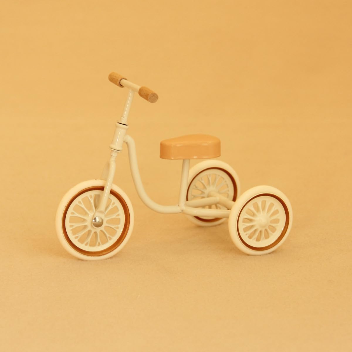 Minamzee 1:12 Dollhouse Furniture Bicycle Accessories, Miniature Outdoor Green Tricycle, Pastoral style Model Bike for Dollhouse Garden and Outdoor Scenes (White)