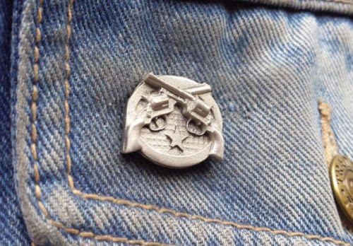 Stoneys BadgesStoneys Badges Crossed Revolvers Guns Pistols Pin Lapel Brooch Pewter Pin Badge Country and Western Cowboy Native American