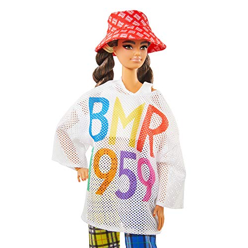Barbie GNC48 - vollbewegliche Modepuppe (braune Haare, ca. 30 cm), mit Mesh-T-Shirt, Karierter Jogginghose und Bucket Hat, ab 6 Jahren – Bild 4