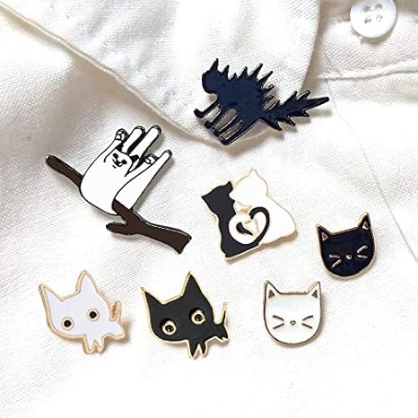 Amazon Co Jp Ryrb 恋人のための漫画の動物のブローチブラックホワイトカップル猫魚の骨ピン服の襟ラペルピンバッグメタルバッジジュエリー Metal Color Big Black Cat Head Home Kitchen