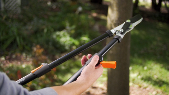 Fiskars 24" Garden Bypass Loppers, Tree Trimmer with 1.5" Cut Capacity photo 10