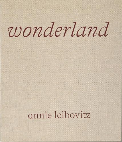 Wonderland: Leibovitz, Annie, Wintour, Anna: 9781838661526: Amazon