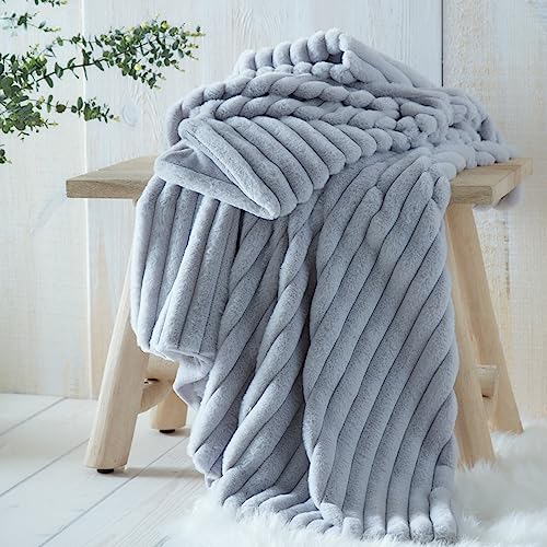 Appletree Plaid en Fausse Fourrure - Gris - 180 x 130 cm - Couverture en Peluche Douce pour canapé ou lit - Imitation Fourrure de Lapin de Luxe - Réversible et rembourré - Coussin Assorti Disponible