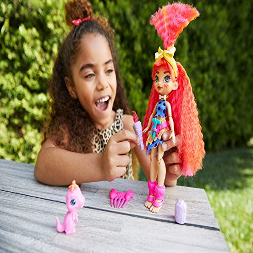 Cave Club GNL83 Emberly Puppe (25,4 cm), prähistorische Modepuppe mit Haus-Dinosaurier – Bild 3