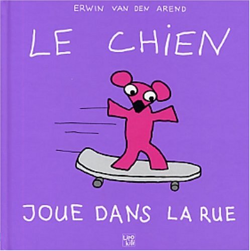 Le  chien joue dans la rue
