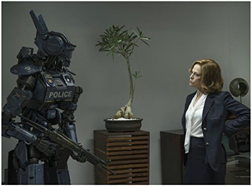 Chappie Police Bot Talking to Sigourney Weaver as Michelle Bradley 8 x 10 Photo