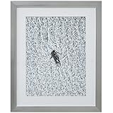 Marca Amazon - Remache moderno blanco y negro flotante mujer foto impresión enmarcada decoración de arte de pared - marco de 18 x 22 pulgadas, plateado