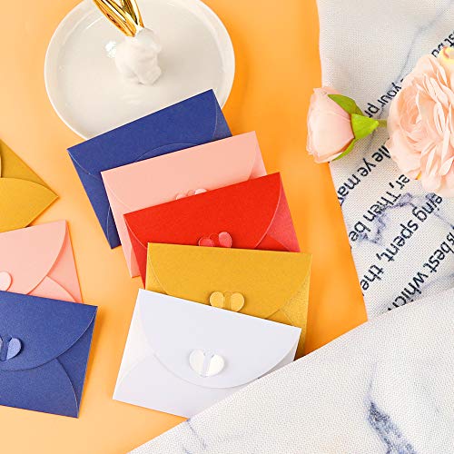 SallyFashion Mini Briefumschläge, 100 Stück Herz Briefumschläge Kraftpapier Umschläge mit Herz Verschluss für Weihnachten Valentinstag Geschenkkarten