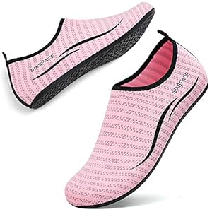 Schnorchelmasken 51HrpzRPQqL. SS300 Obermaterial: 92% Polyester + 8% Spandex.Das perfekte Material erleichtert dem Benutzer das An- und Ausziehen und gibt Ihnen ein angenehmes Gefühl. der glatte stoff hat eine gute elastizität am obermaterial und ist schnell trocknend, was sehr gut für wassersport geeignet ist.
Innenmaterial: Mesh + Polyester + Elasthan.Atmungsaktiv, Leicht und komprimierbar für einfaches Packen, Komfort für die Freizeit oder andere Sportarten.
Sohle: Gummi,Die rutschfeste Gummisohle ist weich und dick und schützt Ihre Füße vor Steinen und Steinen. Die Laufsohle des Wasserschuhs ist besser als andere Verschleißteile und verschleißfester.