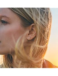 Pavoi aretes de plata enchapados en oro 14K con diamante zirconia cúbica clásico con mini crucifijo con pasador