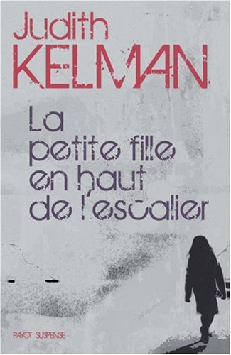 La  petite fille en haut de l'escalier