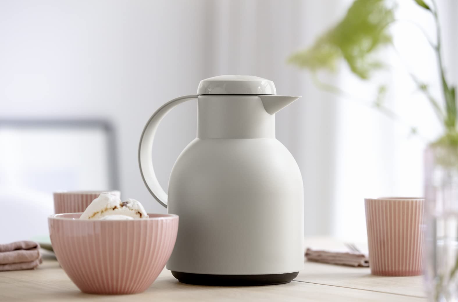 Emsa Samba Isolierkanne F40104 | 1 Liter | Quick Press Verschluss | 100% dicht | 12h heiß, 24h kalt | Puder Grau 2
