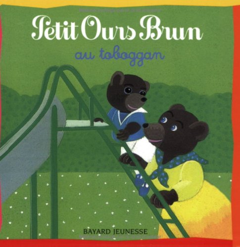 Petit ours brun au toboggan