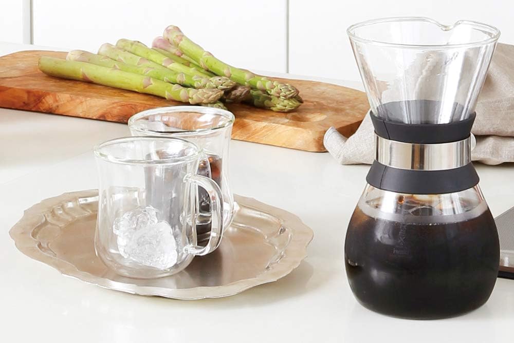 コーヒーが入った耐熱ガラス製のマグカップ