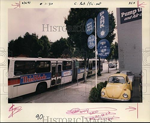 1991 Press Photo A Tri-Met bus rolls past a City Center Parking lot Portland