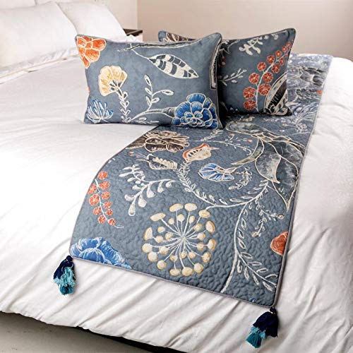 bed scarf and matching pillows