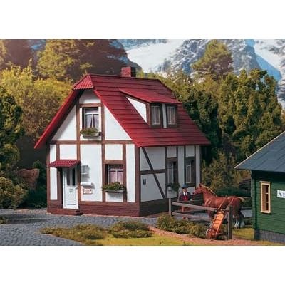 PIKO G SCALE MODEL TRAIN BUILDINGS - KING'S HALF TIMBERED HOUSE - 62050