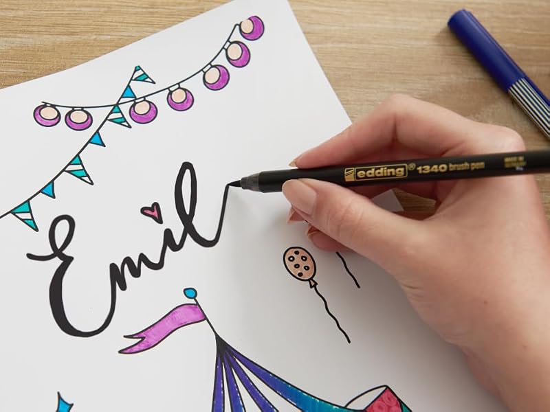 Happy Lettering 9+2 Set - 8 Fasermaler in leuchtenden und metallischen Farben, 1 Fineliner - perfektes Einsteigerset für Lettering-Liebhaber - mit Geschenkanhängern und Pinselfarbmixer