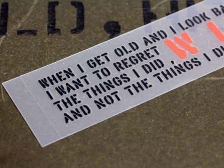 Amazon コトワザステンシル転写ステッカー やらなかったことを後悔するよりやって後悔したい Sc Pst056 Sxw ステッカー デカール 車 バイク