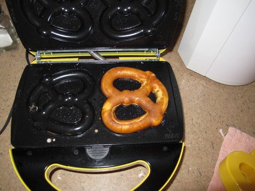 Nostalgia Electrics SPF200 Soft Pretzel Maker Home Supply Maintenance Store - Thumbnail 4