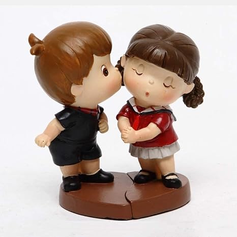 Amazon 置物キュートで面白い樹脂クラフト彫刻カップルキャラクターの装飾車の家のおもちゃのための創造的なユニークな男の子の女の子のカップルの置物 色 C 置物 オブジェ オンライン通販
