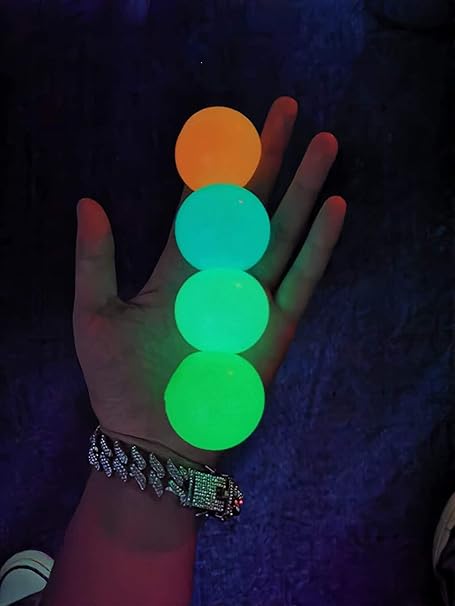 Ainolway 4 Stuck Luminescent Stress Relief Balls Klebriger Ball Kleben Sie An Der Wand Und Fallen Sie Langsam Ab Squishy Glow Stress Relief Toys 4 5 Cm Amazon De Spielzeug
