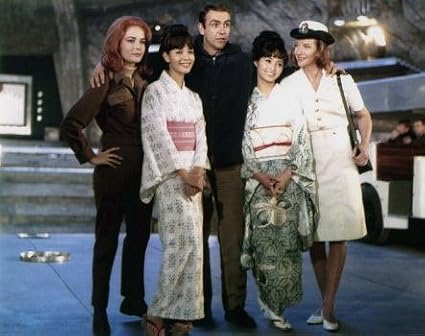 Amazon Co Jp ブロマイド写真ショーン コネリー 007は二度死ぬ ジェームズ ボンドとボンドガール達 品 ホビー 通販