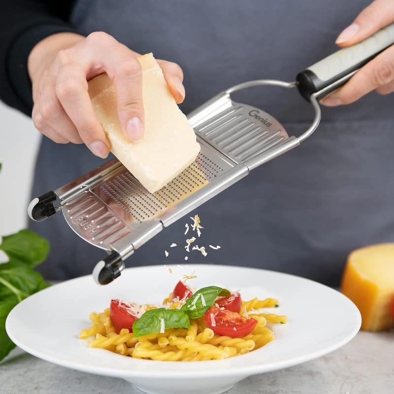 Genius Nicer Dicer Speed Set 9-tlg Multihobel - Gemüseschneider Gemüsehobel mit 3 Einsätzen, Schneidguthalter & Auffangbehälter 550ml | Parmesanreibe, Juliennereibe und V-Hobel, Silber 4