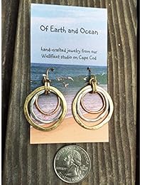 OF EARTH AND OCEAN Aretes de amanecer, artesanales, con diseño de círculos bruñidos, bañados en cobre, bronce, y plata.