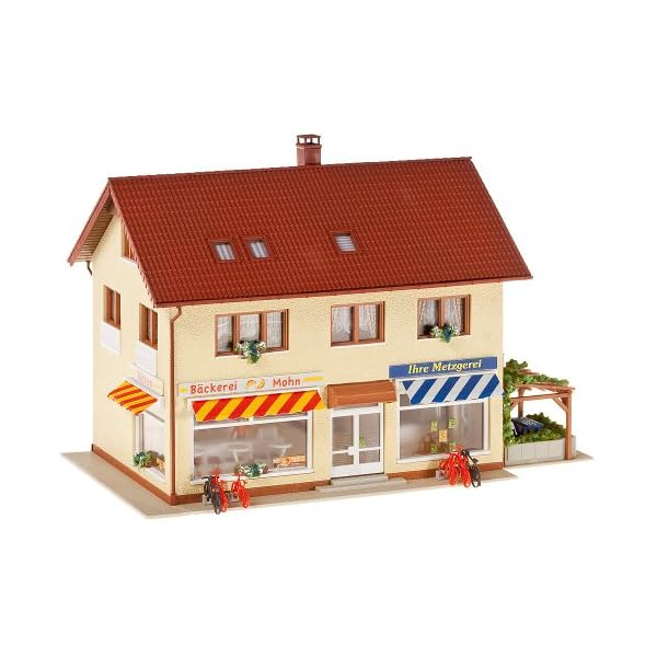FALLER Metzgerei/BÃ¤ckerei Modellbausatz mit 569 Einzelteilen 190x125x125mm I Modelleisenbahn ZubehÃ¶r H0 mit FahrrÃ¤dern I Modelleisenbahn H0 Metzgerei, Creme und Braun
