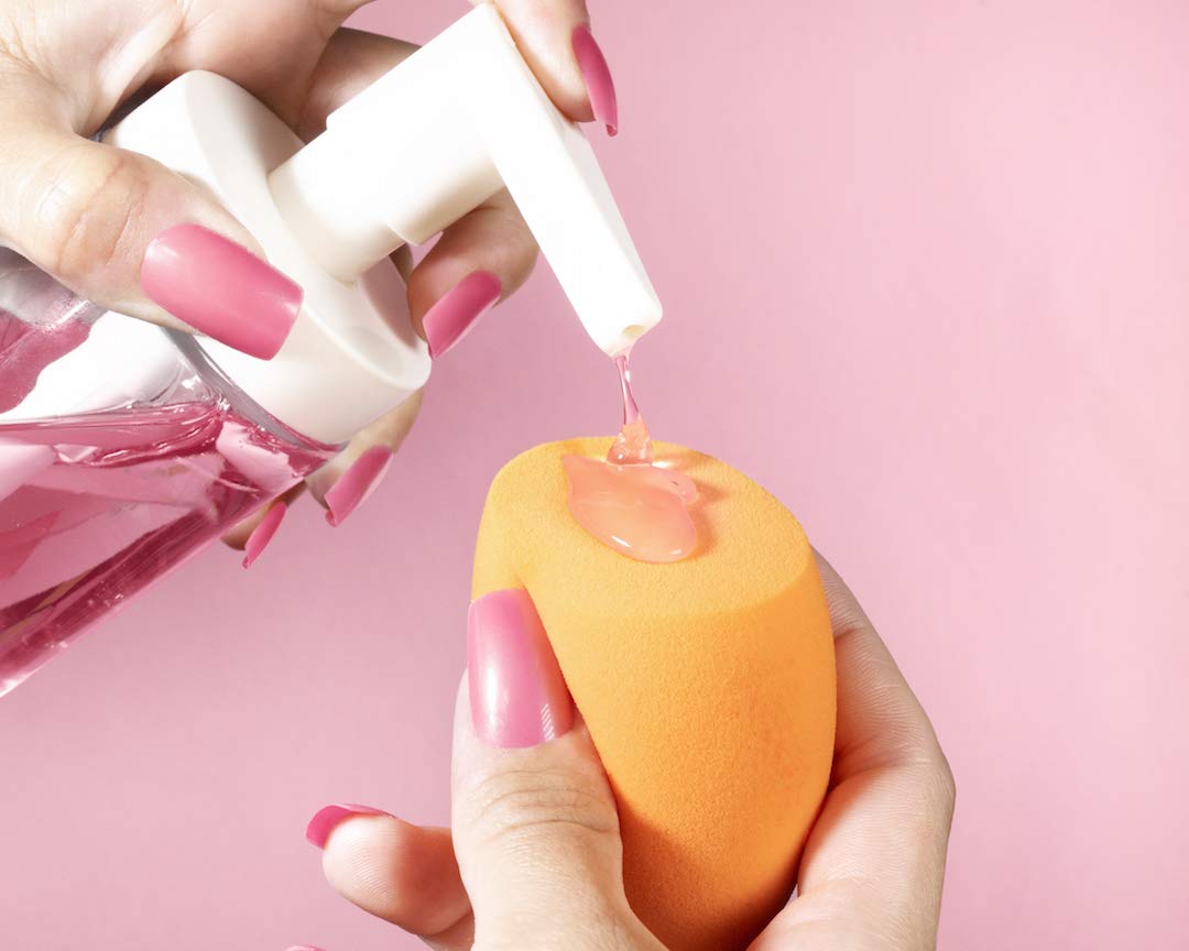 Real Techniques Miracle Complexion Sponge + Case (Packaging May Vary) : Beauty