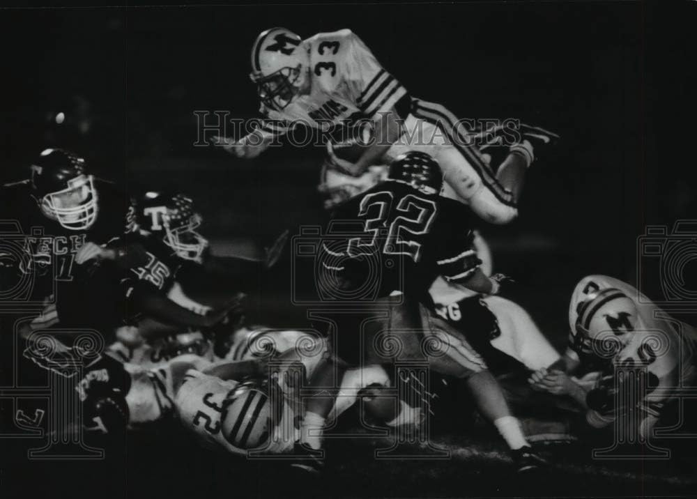 Historic Images - 1993 Press Photo High School Football Player, David Hoover goes up and Over