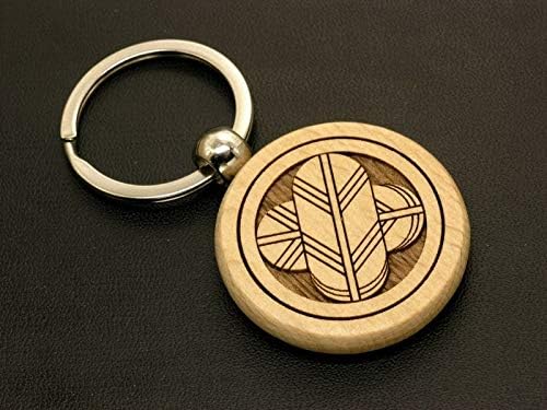 Amazon 丸に違い鷹の羽 家紋キーホルダー まるにちがいたかのは 戦国武将 木製 おもちゃ ホビー