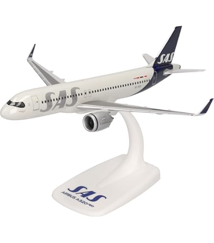 Amazon.com: Hasegawa 000023 1/200 Boeing 777-300ER Japanese