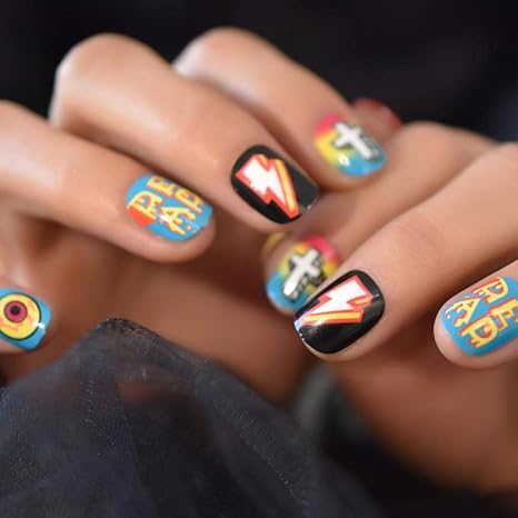 Amazon Co Jp 面白いショートヘッドフェイクネイルアイズクロスライトニングデザインプレスオンネイルプラスチック24個 パックマニキュアネイルアート Diy 工具 ガーデン