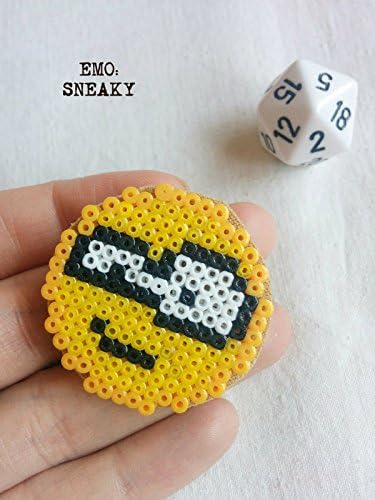 Hama pixel brooch - Emoticon: Sneaky